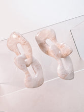 Load image into Gallery viewer, Abstract Links in White Quartz